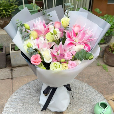 忻州9朵玫瑰混搭百合，爱恋纯真无邪